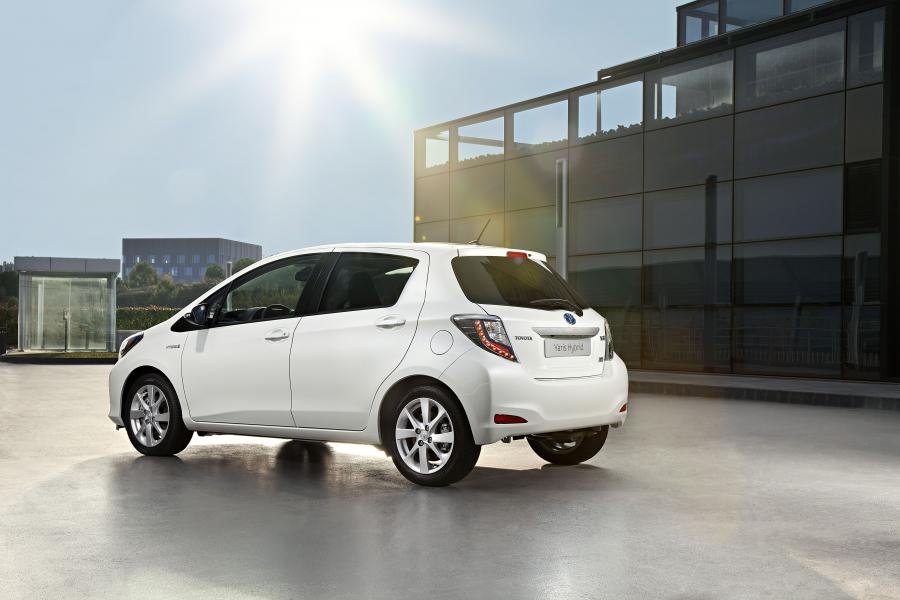  Toyota Yaris Hybrid 2012 года  (фото 24 из 35)
